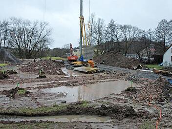 Das kleine Sulzbach bleibt eine Baustelle: Nachdem der Bau der Kläranlage in dem Hofheimer Stadtteil abgeschlossen ist, sollen die Dorfmitte um das alte Gefrierhaus und das Gebäude selbst saniert werden. Der Hofheimer Stadtrat stellte dafür jetzt die Weichen.  Foto: Gerhard Schmidt/Archiv