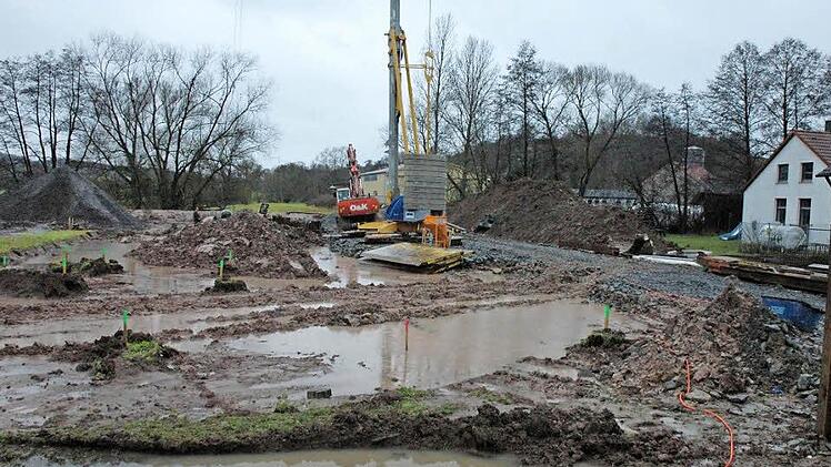 Das kleine Sulzbach bleibt eine Baustelle: Nachdem der Bau der Kläranlage in dem Hofheimer Stadtteil abgeschlossen ist, sollen die Dorfmitte um das alte Gefrierhaus und das Gebäude selbst saniert werden. Der Hofheimer Stadtrat stellte dafür jetzt die Weichen.  Foto: Gerhard Schmidt/Archiv