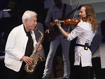Er hat es immer noch drauf: Der 75-jährige Ulf Andersson war einst Mitglied der Original-ABBA-Band. Bei der ABBA-Tribute-Show am Sonntagabend in Hof gab er mehrere Kostproben seines Könnens. Fotos: Jochen Nützel
