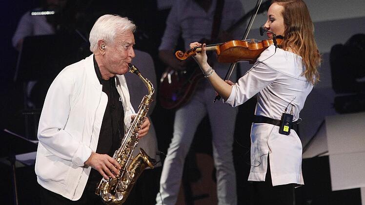 Er hat es immer noch drauf: Der 75-jährige Ulf Andersson war einst Mitglied der Original-ABBA-Band. Bei der ABBA-Tribute-Show am Sonntagabend in Hof gab er mehrere Kostproben seines Könnens. Fotos: Jochen Nützel