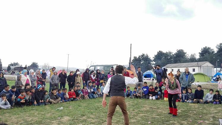 Artisten sorgen für bessere Laune im Flüchtlingslager Idomeni.  Foto: Gabriela Seith