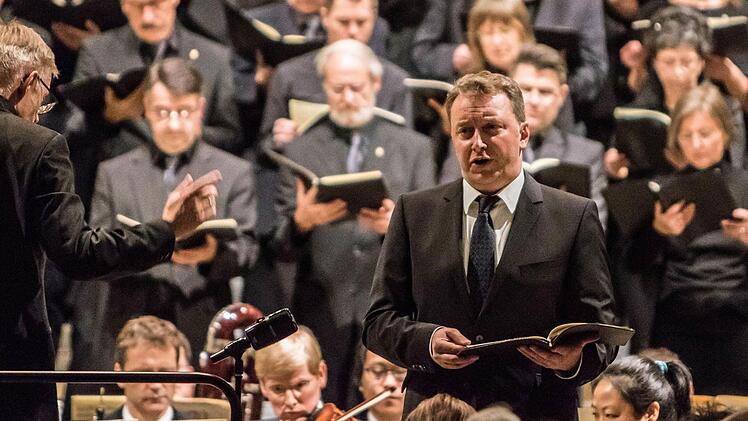 Ein beeindruckendes Konzert zum Totensonntag gestaltete der Coburger Bachchor unter Peter Stenglein in der Morizkirche. Als Bariton-Solist überzeugte Martin Trepl. Foto: Jochen Berger