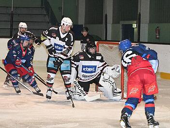 Der Torwart-Beschützer: Seinem Goalie Timo Jung zur Seite steht Wölfe-Kapitän Simon Eirenschmalz (Nr. 19). Foto: Hopf