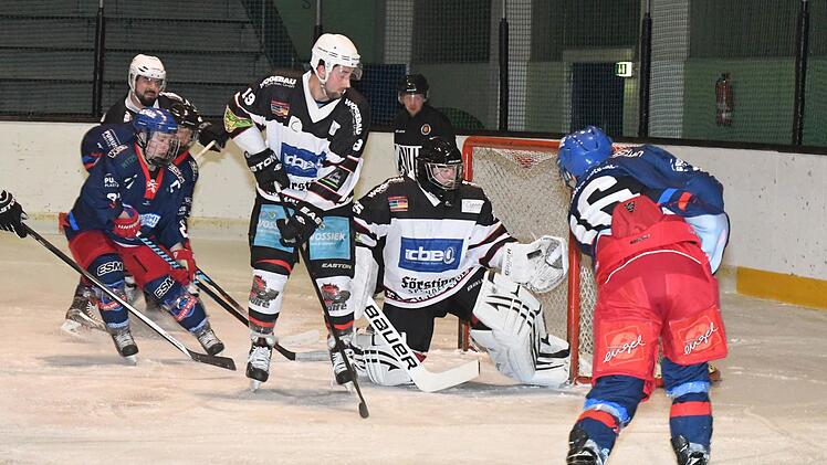 Der Torwart-Beschützer: Seinem Goalie Timo Jung zur Seite steht Wölfe-Kapitän Simon Eirenschmalz (Nr. 19). Foto: Hopf