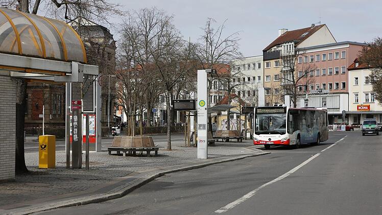 Der Stadtbus, dem die Aufmerksamkeit vieler Polizisten in der Innenstadt galt: Spezialisten des Landeskriminalamtes überprüften den Inhalt eines Rucksackes, der hier gefunden wurde.  Fotos: Ronald Rinklef, Matthias Hoch