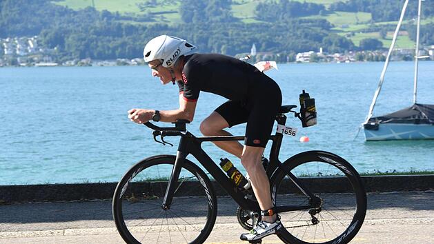 Auf dem Rad begann Alfons Dees rund um den Z&uuml;rich-See seine Aufholjagd, die dem Machtilsh&auml;user den Sieg in seiner Altersklasse bescherte - und die Teilnahme am Ironman auf Hawaii. Foto: &copy; finisherpix.com