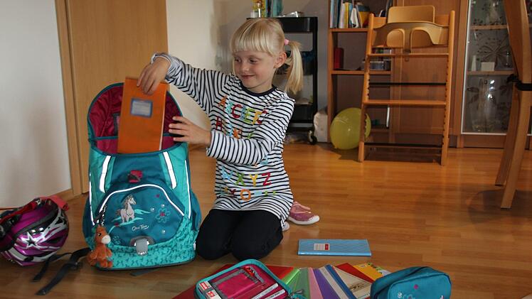 Büchertasche, Hefte, Mäppchen und ihre neuen Sportsachen - voller Stolz zeigt Mara ihre Ausstattung für die Schule.  Fotos: Lisa Kieslinger