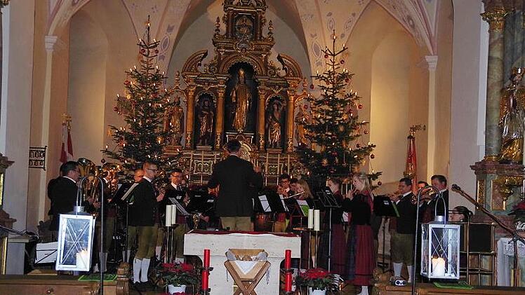 Der Musikverein Hesselbach brachte den Zauber von Weihnachten traumhaft schön zum Klingen.  Heike Schülein