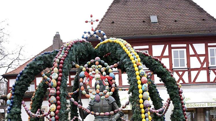 Aus dem Georgsbrunnen wird der Osterbrunnen.   Foto: Richard Sänger