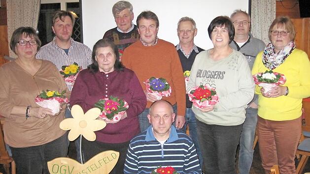 Der Vorstand des Obst- und Gartenbauvereins Mistelfeld (v. l.): Irene K&ouml;hler, R&uuml;diger Lind, Margit K&ouml;hler, Rudolf Morgenroth, Rainer Grie&szlig;er, Hartmut Pfadenhauer, Anita H&uuml;gerich, Norbert Werner und Maja Sch&uuml;tz; vorne sitzt Vorsitzender Ulli Zech. Foto: J&uuml;rgen Panzer