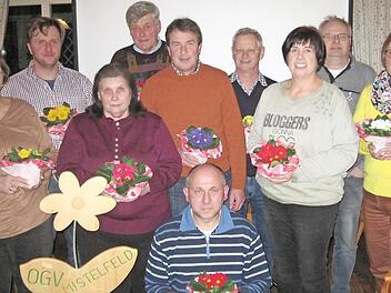 Der Vorstand des Obst- und Gartenbauvereins Mistelfeld (v. l.): Irene K&ouml;hler, R&uuml;diger Lind, Margit K&ouml;hler, Rudolf Morgenroth, Rainer Grie&szlig;er, Hartmut Pfadenhauer, Anita H&uuml;gerich, Norbert Werner und Maja Sch&uuml;tz; vorne sitzt Vorsitzender Ulli Zech. Foto: J&uuml;rgen Panzer