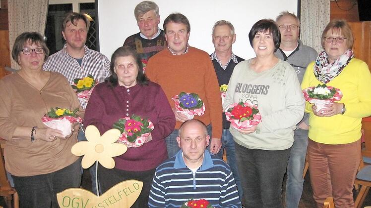 Der Vorstand des Obst- und Gartenbauvereins Mistelfeld (v. l.): Irene K&ouml;hler, R&uuml;diger Lind, Margit K&ouml;hler, Rudolf Morgenroth, Rainer Grie&szlig;er, Hartmut Pfadenhauer, Anita H&uuml;gerich, Norbert Werner und Maja Sch&uuml;tz; vorne sitzt Vorsitzender Ulli Zech. Foto: J&uuml;rgen Panzer