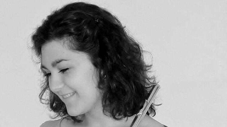 Lisa Oefler  hat unter anderem Preise im Regional- und Landeswettbewerb bei "Jugend musiziert" gewonnen. Ihren Master of Music machte sie an der Musikhochschule L&uuml;beck. Tatjana Oefler