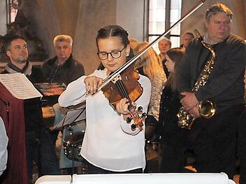 Amelie Angles mit der Bratsche gab mit bei ihrer Darbietung ein eindrucksvolles Debüt und zeigte ihr musikalisches Talent.  Foto: Ewald Rehm