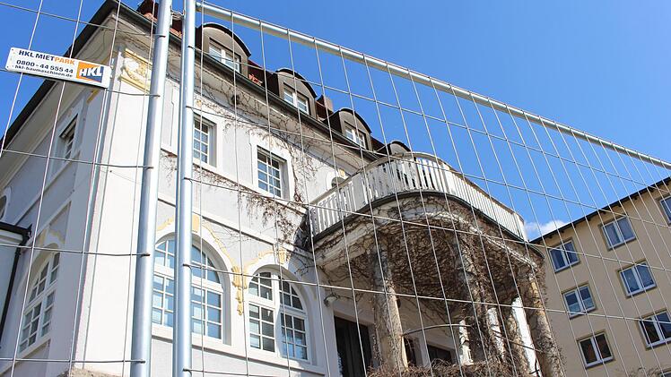 Der Bauzaun soll verhindern, dass herabfallende Ziegel passanten verletzen. Foto: Julia Raab