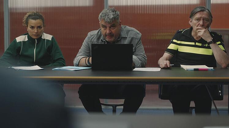 Diese drei suchen Mitarbeiter f&uuml;r die Rotterdamer Polizei, um Kriminelle abzuh&ouml;ren: Kommissarin Suus (Charlie Chan Dagelet), ihr Kollege Nico (Frank Lammers, zweiter von links) und Polizeichef De Geeter (Pierre Bokma) sind erst mal skeptisch, als sich Roman vorstellt.
