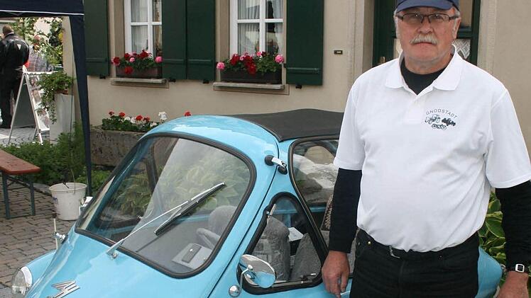 Winfried Heinkel organisiert seit 16 Jahren mit seinem MGV das Dorffest. Mit seinem Kabinenroller, Baujahr 1957 ist er jedes Mal auch bei der Oldtimerparade dabei. Fotos: Thomas Meyer