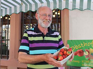Günter Planer aus Eckarts bringt frische Erdbeeren aus Westheim unters Volk. Fotos: Benedikt Borst