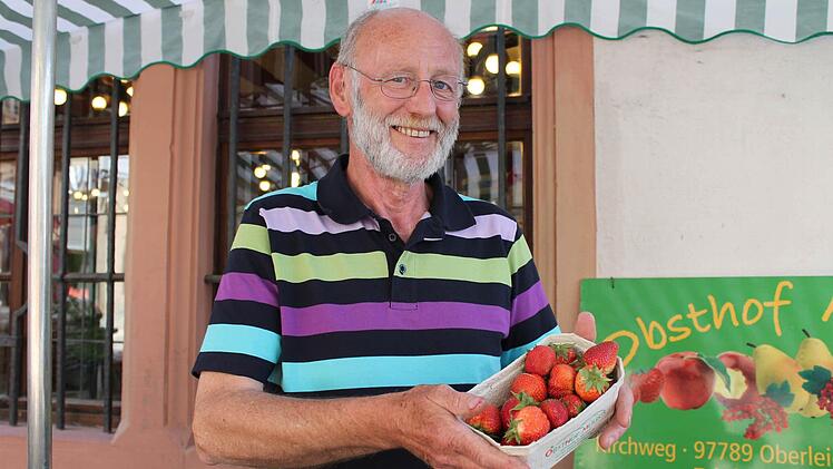 Günter Planer aus Eckarts bringt frische Erdbeeren aus Westheim unters Volk. Fotos: Benedikt Borst