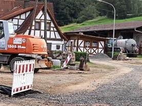 Bald wird es wieder schöner in Weißenbrunn, denn die Bürger gehen freiwillig den Weg zur Kasse, um den Straßenaufbau zu finanzieren.