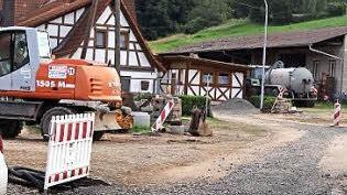 Bald wird es wieder schöner in Weißenbrunn, denn die Bürger gehen freiwillig den Weg zur Kasse, um den Straßenaufbau zu finanzieren.