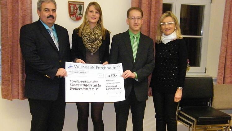 Auch der neu gegründete Förderverein für den Kindergarten Weilersbach wurde von Volksbankchef Reinhard Kraft bedacht.