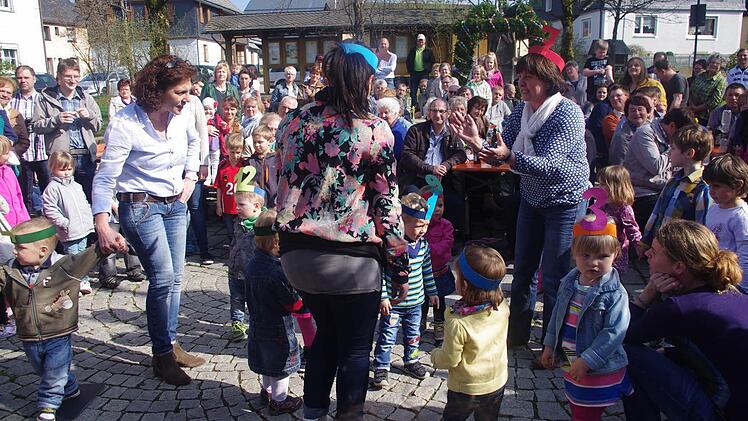 Die Kita-Kinder stimmten Lieder rund um Uhr und Zeit an.