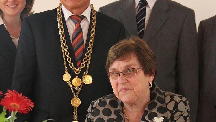 Mathilde Hutzl trägt sich mit den anderen ausscheidenden Ratsmitglieder im Goldenen Buch ein.