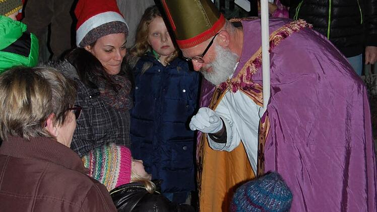 Auch der Nikolaus war zu Gast: Der Hassenbacher Winterzauber lockte viele Gäste an, und sie fühlten sich alle wohl. Foto: Günther Straub