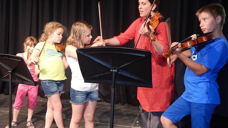 Geigenlehrerin Anja Schaller instruierte die jüngsten Workshop-Teilnehmer vor der Generalprobe des Kinderorchesters. Foto: Mona-Lisa Eigenfeld