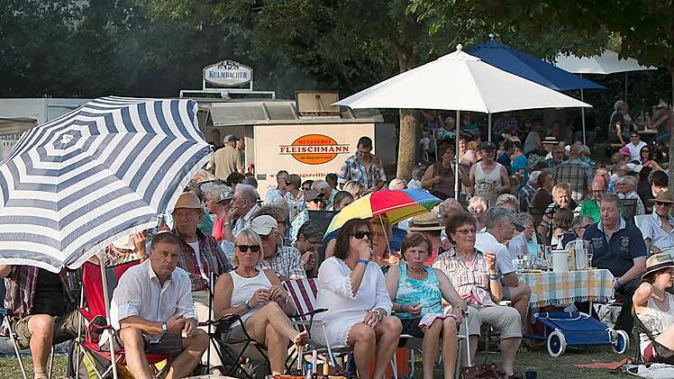 Bei hochsommerlichen Temperaturen genossen zahlreiche Zuhörer im Märchenbad das Open-Air-Konzert unter dem Motto "Classic & Picknick. Fotos: Albert Höchstädter