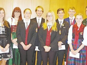 Der NBMB-Kreisverband Kronach mit seinem Kreisvorsitzenden Wolfgang Müller (r.) freut sich über seine "Gold-Kinder". Ehrenmitglied Heinz Köhler (l.) nahm die Ehrung vor. Fotos: Heike Schülein