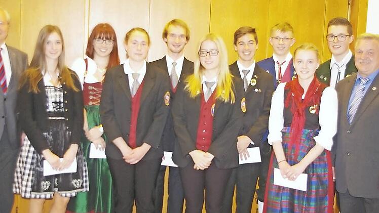 Der NBMB-Kreisverband Kronach mit seinem Kreisvorsitzenden Wolfgang Müller (r.) freut sich über seine "Gold-Kinder". Ehrenmitglied Heinz Köhler (l.) nahm die Ehrung vor. Fotos: Heike Schülein