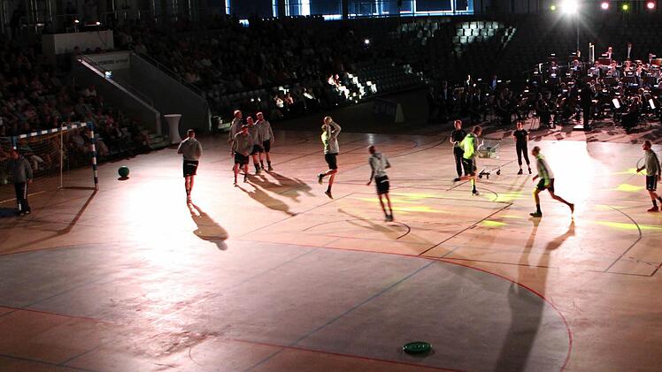 Handball-Sinfonie lautete das Motto eines Gemeinschaftsprojekts zwischen dem Landestheater und dem HSC 2000 Coburg in der HUK-Arena.Foto: Jochen Berger