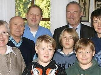 Goldene Hochzeit feierten Paula und Heinrich Knauer. Sie freuten sich über Glückwünsche von Sohn Heinz Ulrich, Oberbürgermeister Frank Rebhan, Schwiegertochter Karin und den Enkeln Valentin, Lucas und Florian.  Foto: mr