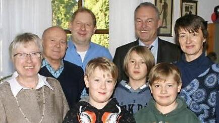 Goldene Hochzeit feierten Paula und Heinrich Knauer. Sie freuten sich über Glückwünsche von Sohn Heinz Ulrich, Oberbürgermeister Frank Rebhan, Schwiegertochter Karin und den Enkeln Valentin, Lucas und Florian.  Foto: mr