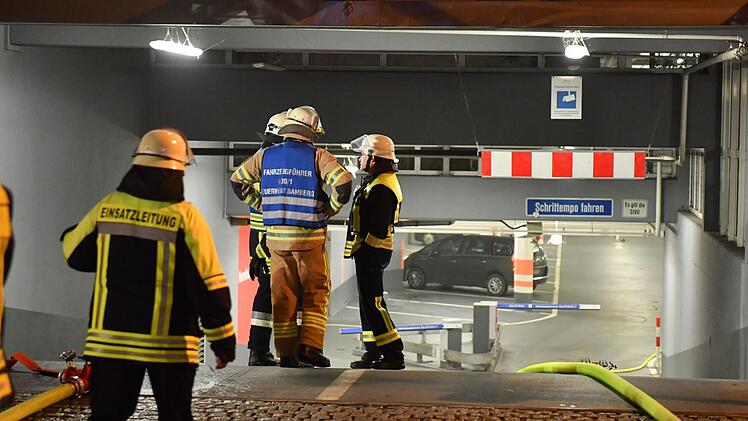 Der Brand in der Tiefgarage am Georgendamm war schnell unter Kontrolle.  Foto: Ronald Rinklef