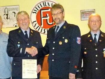 Dieter Geyer ist neues Ehrenmitglied der Feuerwehr. Unser Bild zeigt Geyer (Dritter von links) zusammen mit (von links) stellvertretendem Vorsitzenden Andreas Geyer, stellvertretendem Bürgermeister Hans-Peter Röhrlein, Vorsitzendem Matthias Angermann, stellvertretendem Vorsitzenden Werner Agly und Kommandant Daniel Nöske. Foto: Werner Oetter