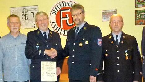 Dieter Geyer ist neues Ehrenmitglied der Feuerwehr. Unser Bild zeigt Geyer (Dritter von links) zusammen mit (von links) stellvertretendem Vorsitzenden Andreas Geyer, stellvertretendem Bürgermeister Hans-Peter Röhrlein, Vorsitzendem Matthias Angermann, stellvertretendem Vorsitzenden Werner Agly und Kommandant Daniel Nöske. Foto: Werner Oetter