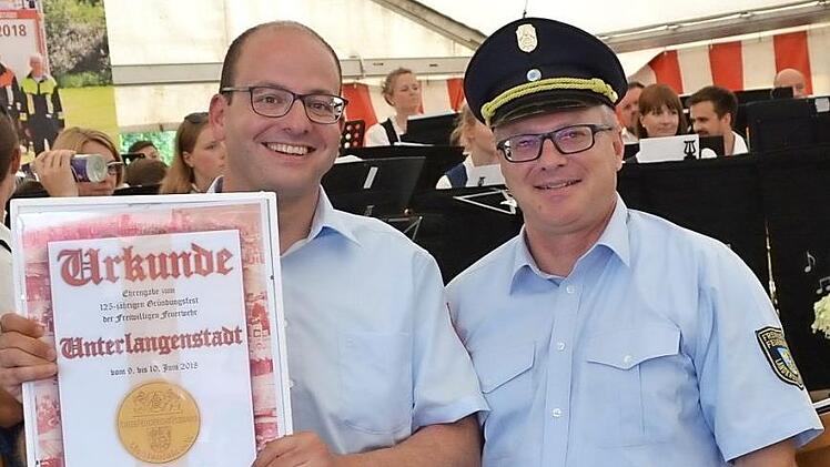 Kreisbrandrat Timm Vogler (rechts) überreicht Vorsitzendem Jan Millitzer die Urkunde des Kreisfeuerwehrverbandes.