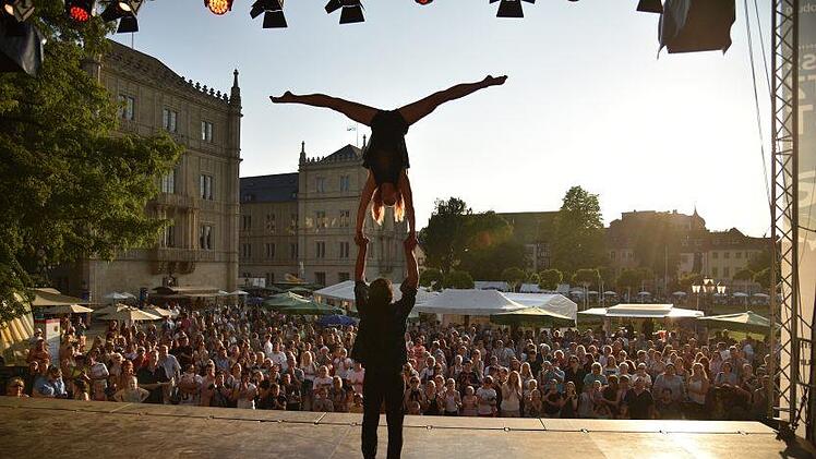 Fabio und Julia aus Berlin versetzten mit ihrer Akrobatiknummer das Publikum auf dem Coburger Schlossplatz in Staunen. Jens Gundermann