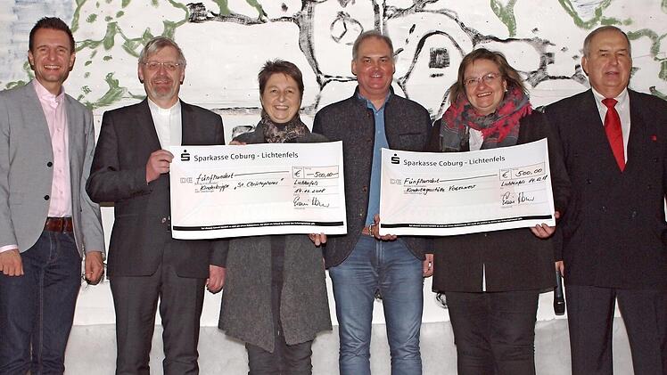 Erwin Kalb (re.) und Hans-Georg Rießner (3. v. re.) überreichten je einen Scheck über 500 Euro an die Kinderkrippe St. Christophorus und an die Kindertagesstätte Vogelnest. Foto: Alfred Thieret