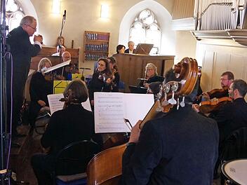 Naji Hakim und Marie-Bernadette Dufourcet-Hakim an der Orgel und das Reussische Kammerorchester begeisterten - unter dem Dirigat von Dekanatskantor Marius Popp - beim 2. Konzert des diesjährigen internationalen Orgelzyklus Kronach.  Foto: Heike Schülein