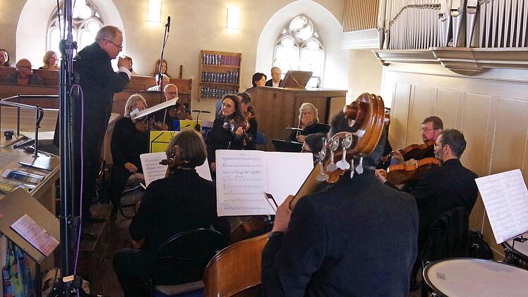 Naji Hakim und Marie-Bernadette Dufourcet-Hakim an der Orgel und das Reussische Kammerorchester begeisterten - unter dem Dirigat von Dekanatskantor Marius Popp - beim 2. Konzert des diesjährigen internationalen Orgelzyklus Kronach.  Foto: Heike Schülein