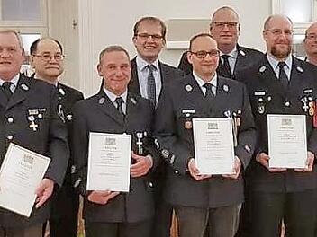 Kulmbacher Feuerwehrleute wurden geehrt. Im Bild (von links) OB Henry Schramm, Michael Lutz, Bernhard Nehring, Alexander Kampe, Bürgermeister Ralf Hartnack, Markus Babo, Kreisbrandrat Stefan Härtlein, Jens Hasselmeyer, Kreisbrandmeister Jürgen Hochgesang, Landrat Klaus Peter Söllner, Kathleen Eber von der Stadtverwaltung und Stadtbrandmeister Michael Weich Foto: privat
