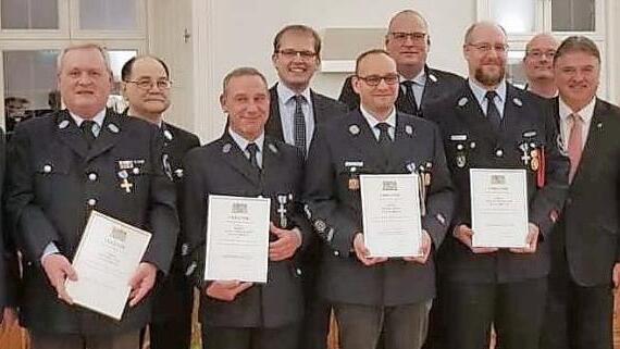 Kulmbacher Feuerwehrleute wurden geehrt. Im Bild (von links) OB Henry Schramm, Michael Lutz, Bernhard Nehring, Alexander Kampe, Bürgermeister Ralf Hartnack, Markus Babo, Kreisbrandrat Stefan Härtlein, Jens Hasselmeyer, Kreisbrandmeister Jürgen Hochgesang, Landrat Klaus Peter Söllner, Kathleen Eber von der Stadtverwaltung und Stadtbrandmeister Michael Weich Foto: privat