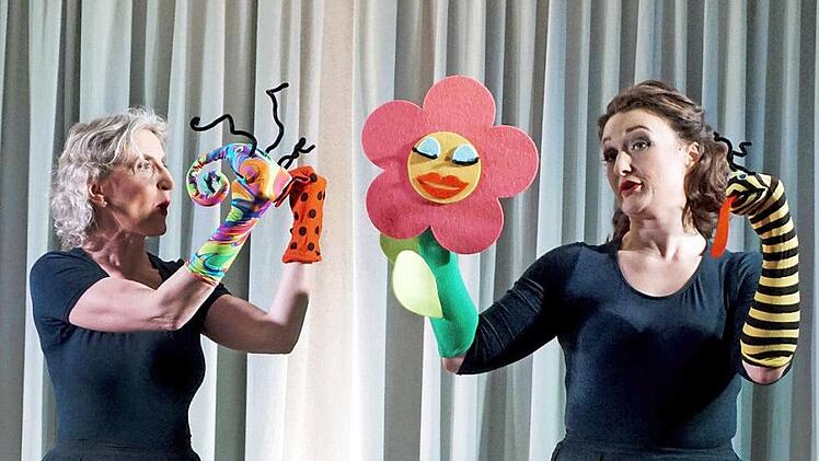 Schmetterling, Biene und Käfer in "Schön Blümelein" von Robert Schumann: Elisabeth Ort (links) und Cornelia Schmid