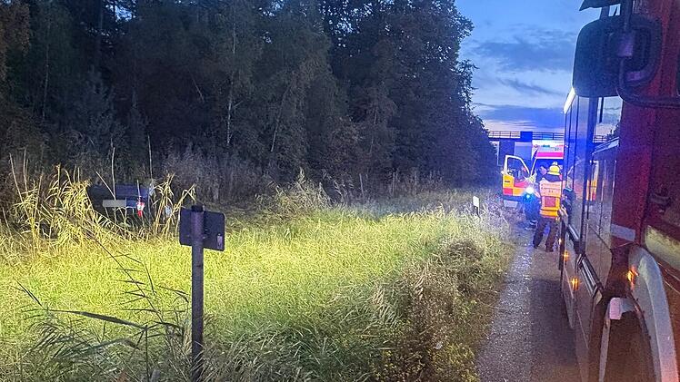 Mann kommt mit Auto von A9 bei N&uuml;rnberg ab
