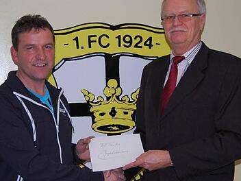 Lothar Häneld (links), Haupt-Jugendleiter des FC Thulba, konnte vom Vorsitzenden des Fördervereins, Otto Knoblauch (rechts), weitere 500 Euro für die Jugendarbeit in Empfang nehmen.  Foto: Günther Straub