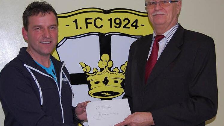 Lothar Häneld (links), Haupt-Jugendleiter des FC Thulba, konnte vom Vorsitzenden des Fördervereins, Otto Knoblauch (rechts), weitere 500 Euro für die Jugendarbeit in Empfang nehmen.  Foto: Günther Straub